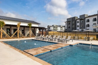 Trinity Estancia in Manchaca, TX - Foto de edificio - Building Photo