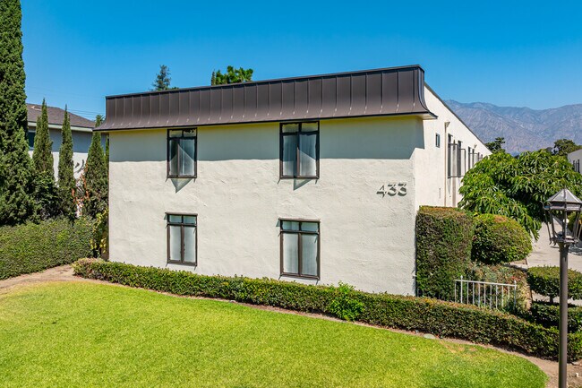 French Court Apartments in Arcadia, CA - Foto de edificio - Building Photo