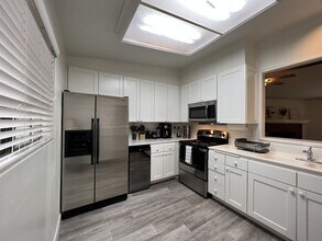 8860 Villa La Jolla Dr in La Jolla, CA - Building Photo - Building Photo