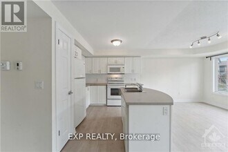 305 Cresthaven Dr in Ottawa, ON - Building Photo - Building Photo
