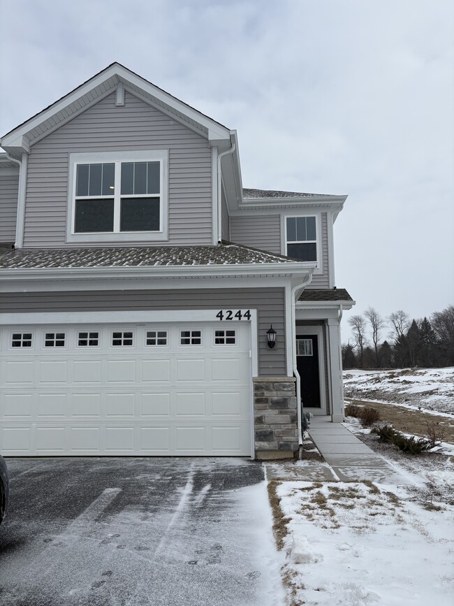 4244 Meadowridge Rd in Woodstock, IL - Building Photo - Building Photo