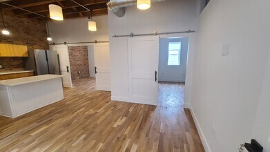 2886 S Archer Ave, Unit 2 Rear in Chicago, IL - Building Photo - Building Photo