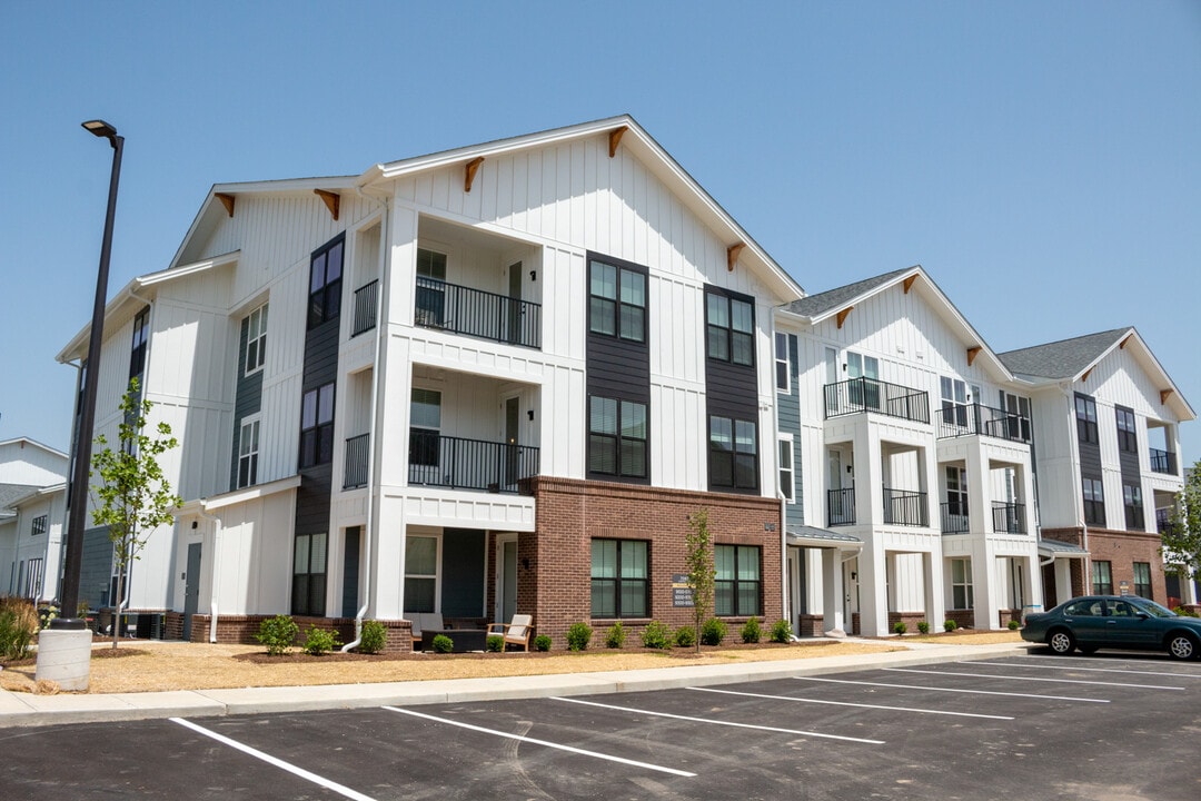 Nese Apartments in Whitestown, IN - Foto de edificio