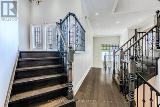 5865 Whitehorn Ave in Mississauga, ON - Building Photo - Building Photo