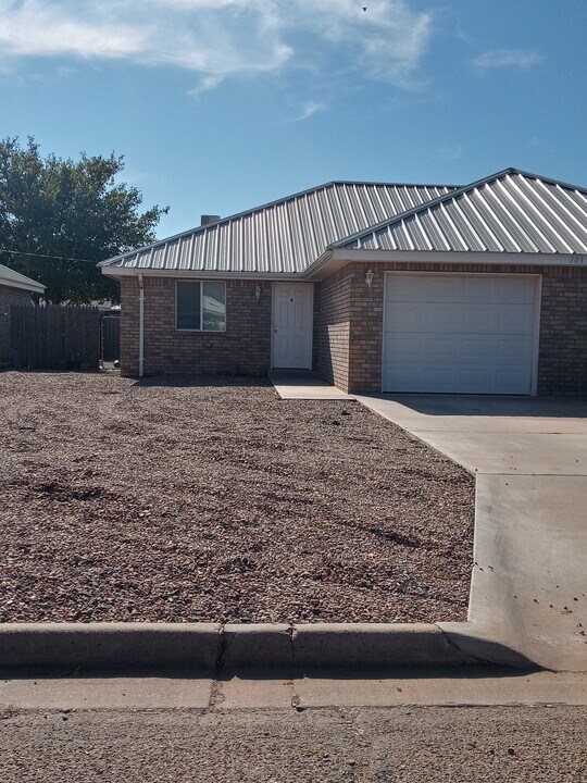 703 Ave C S in Farwell, TX - Building Photo