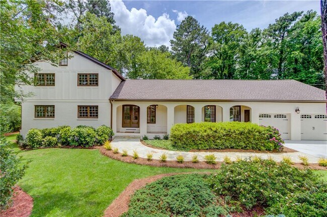 property at 770 Crest Valley Dr NW