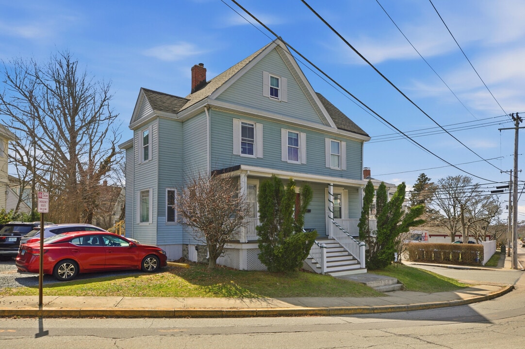 22 Summer St in Newport, RI - Building Photo