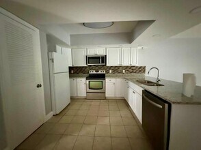 8736 SE Algozzini Pl in Hobe Sound, FL - Building Photo - Building Photo