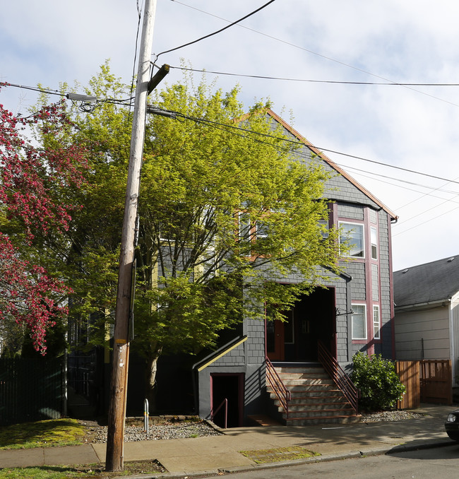 73 NE Stanton St in Portland, OR - Foto de edificio - Building Photo