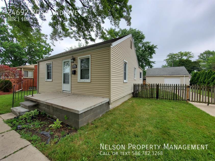 24692 Rosalind Ave in Eastpointe, MI - Building Photo