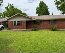 2619 McArthur Dr in Columbus, MS - Building Photo