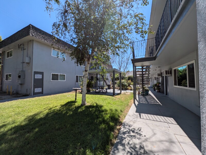 411 Bird St in Yuba City, CA - Building Photo