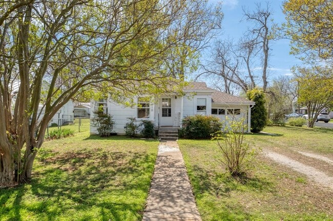 710 N Ave H in Elgin, TX - Building Photo - Building Photo