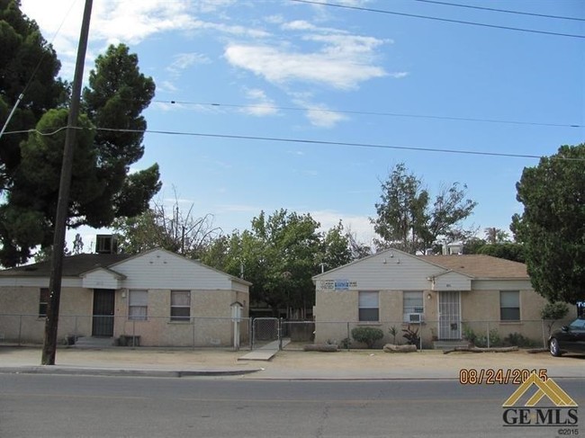 2011 Flower St in Bakersfield, CA - Foto de edificio - Building Photo