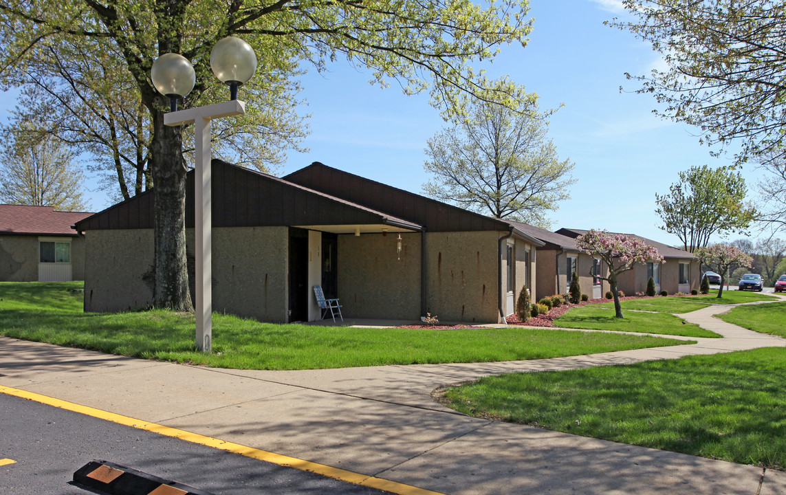 Carroll Court in Carrollton, OH - Foto de edificio