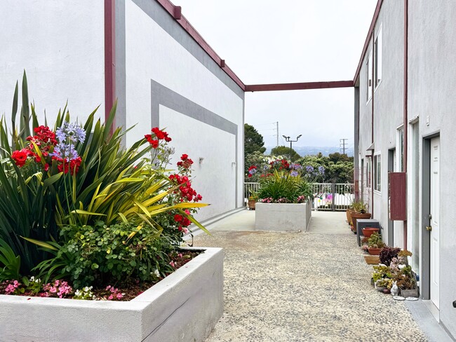 Sea Breeze Townhome Apartments in Redondo Beach, CA - Foto de edificio - Building Photo