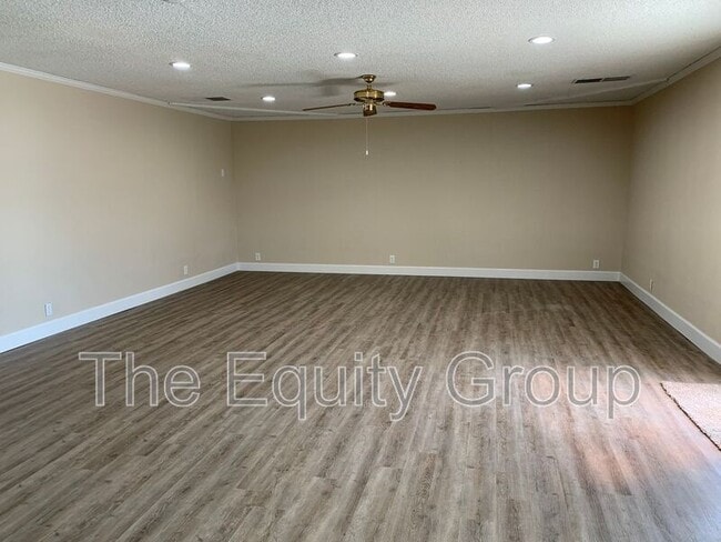 1039 Chinowth St in Visalia, CA - Building Photo - Building Photo