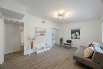 5481 47th Ave N in St. Petersburg, FL - Building Photo - Building Photo