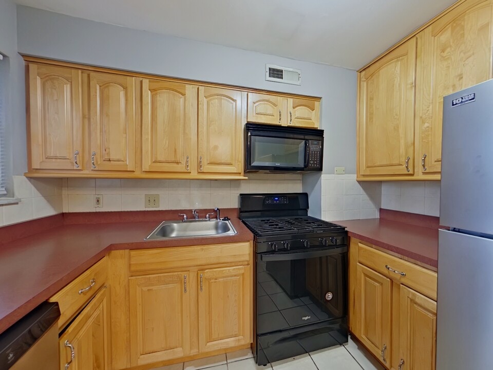 6917 Colonial Woods Dr in St. Louis, MO - Foto de edificio