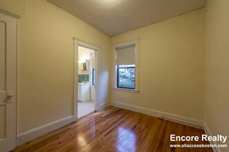 11 Hamilton Rd, Unit 1 in Brookline, MA - Building Photo - Building Photo