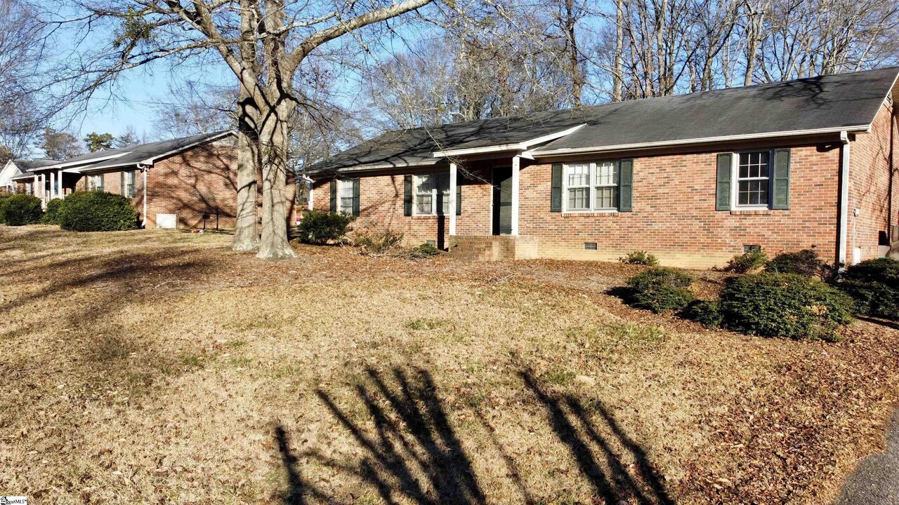 410 John St in Greer, SC - Building Photo