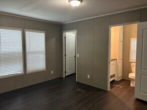 4842 SW Topeka Blvd in Topeka, KS - Foto de edificio - Building Photo