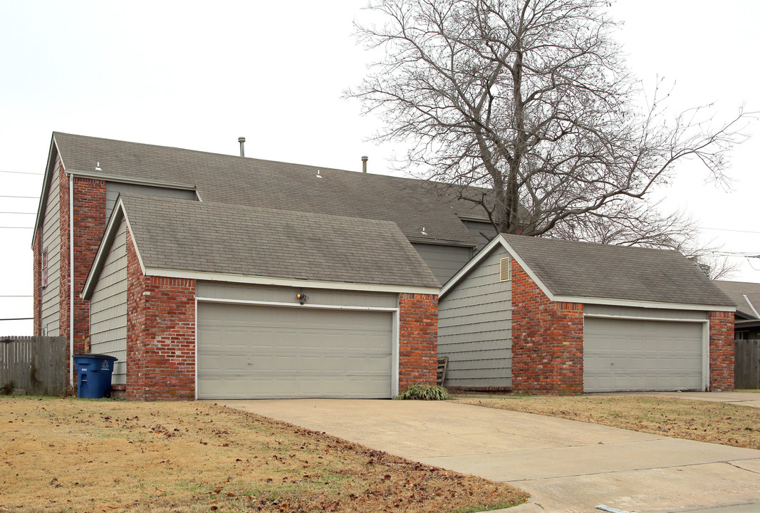 Woodland Hills Duplexes in Tulsa, OK - Foto de edificio