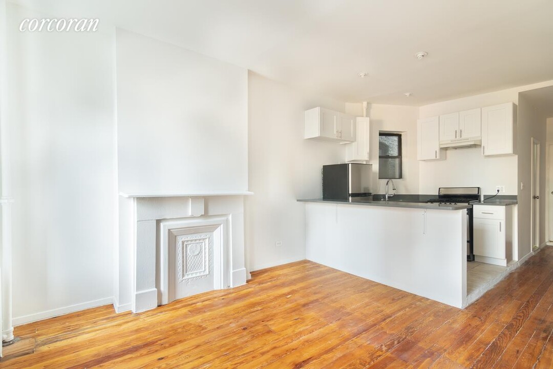 410 W 36th St-Unit -: 3Fe in New York, NY - Building Photo