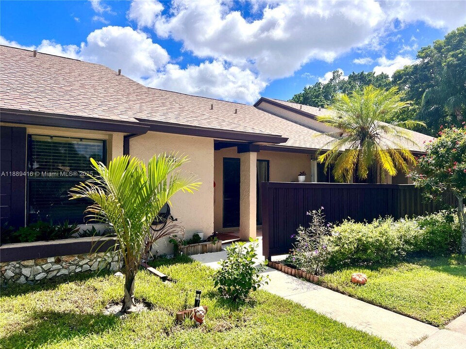 8261 Boca Glades Blvd E in Boca Raton, FL - Foto de edificio