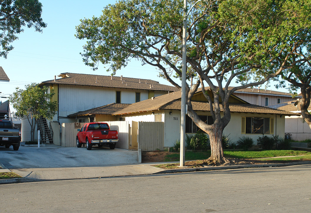 711 Shalimar Dr in Costa Mesa, CA - Building Photo