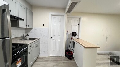 798 Miller Ave in Brooklyn, NY - Foto de edificio - Building Photo