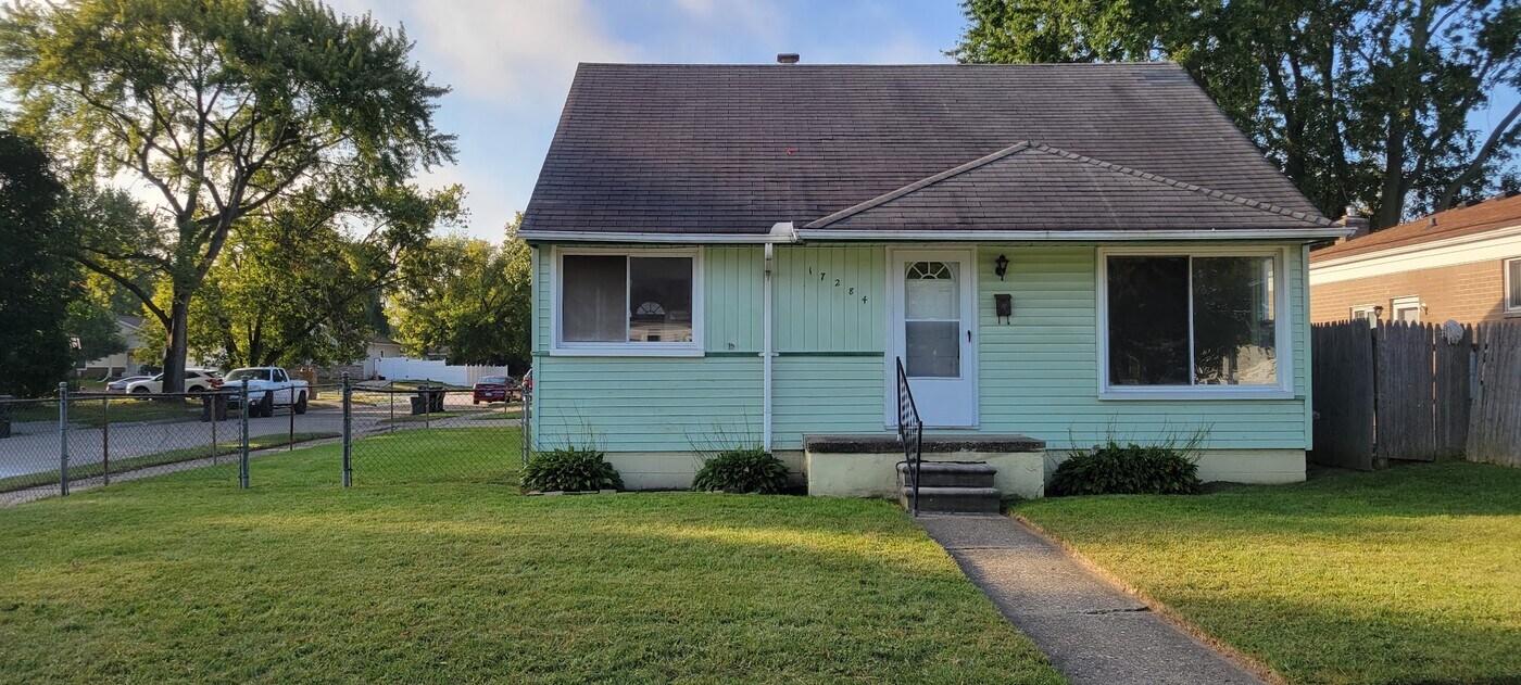 17284 Ivanhoe St in Roseville, MI - Building Photo