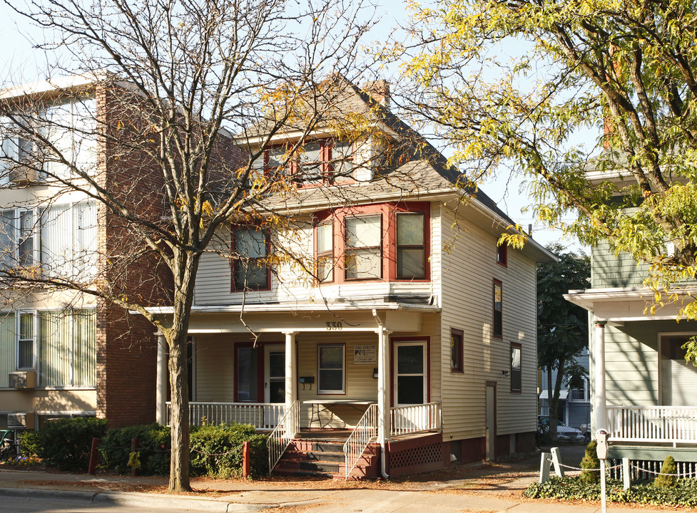 330 Thompson St in Ann Arbor, MI - Foto de edificio