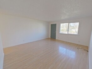 390 Cedar St in Junction City, OR - Building Photo - Building Photo