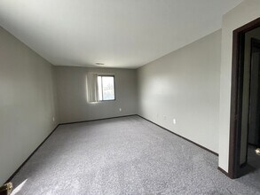 7630 W Dean Rd in Milwaukee, WI - Foto de edificio - Building Photo