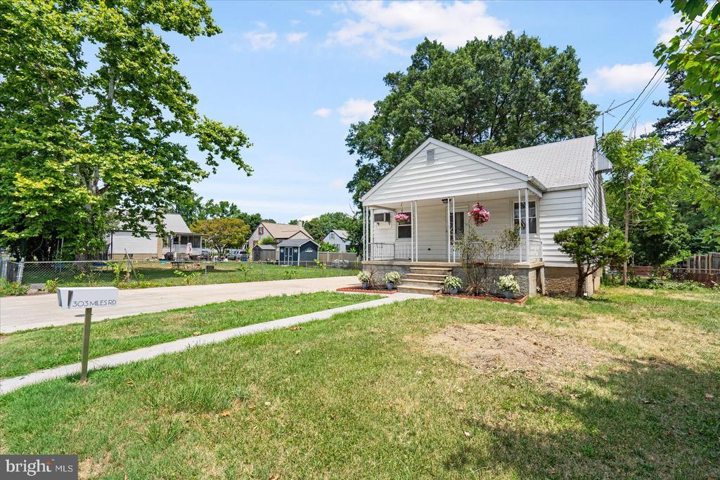 303 Miles Rd in Essex, MD - Building Photo