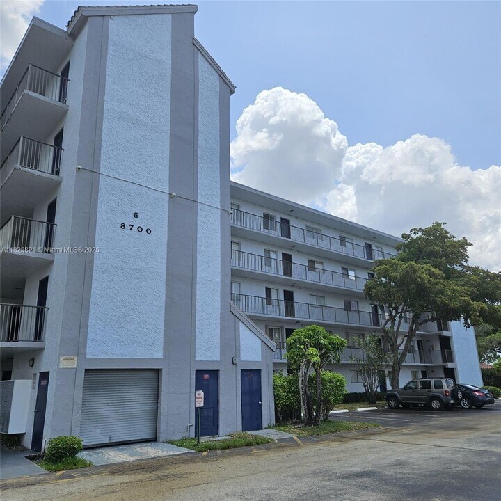 8700 N Sherman Cir in Miramar, FL - Building Photo