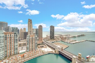 420 E Waterside Dr in Chicago, IL - Building Photo - Building Photo