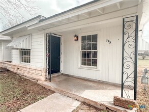 115 Rivercrest St in Luling, TX - Building Photo - Building Photo