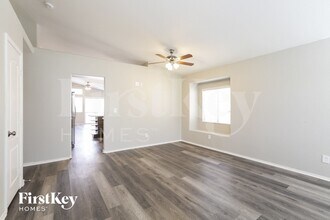 1900 Toscanini Way in North Las Vegas, NV - Foto de edificio - Building Photo