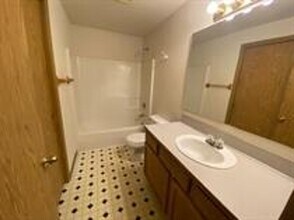 1836 Summit Dr, Unit 201 in Shelton, WA - Building Photo - Building Photo