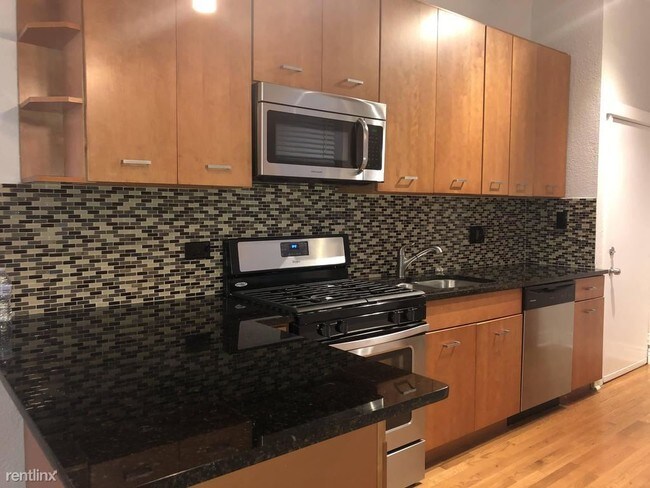 2613 W Evergreen Ave-Unit -Unit 1F in Chicago, IL - Building Photo - Building Photo