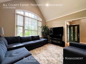 2046 Beaumont Ln in Dunwoody, GA - Building Photo - Building Photo