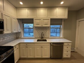 158 Holland St in Somerville, MA - Foto de edificio - Building Photo