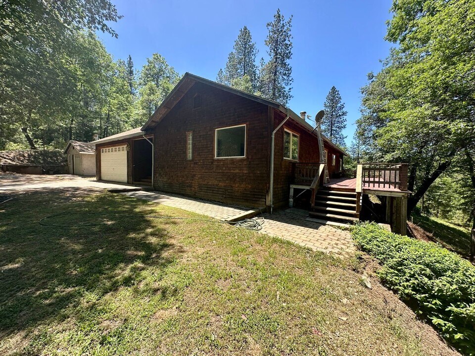 10514 Smith Rd in Grass Valley, CA - Building Photo