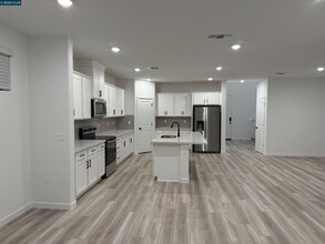 1244 Waldorf Ln in Rohnert Park, CA - Building Photo - Building Photo