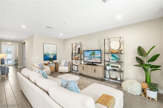 14546 Tropical Dr in Naples, FL - Foto de edificio - Building Photo
