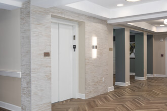 Woodyard Station Senior (62+) in Clinton, MD - Foto de edificio - Lobby