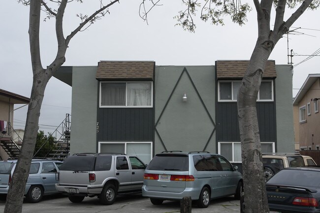 725 Shepherd Ave in Hayward, CA - Foto de edificio - Building Photo