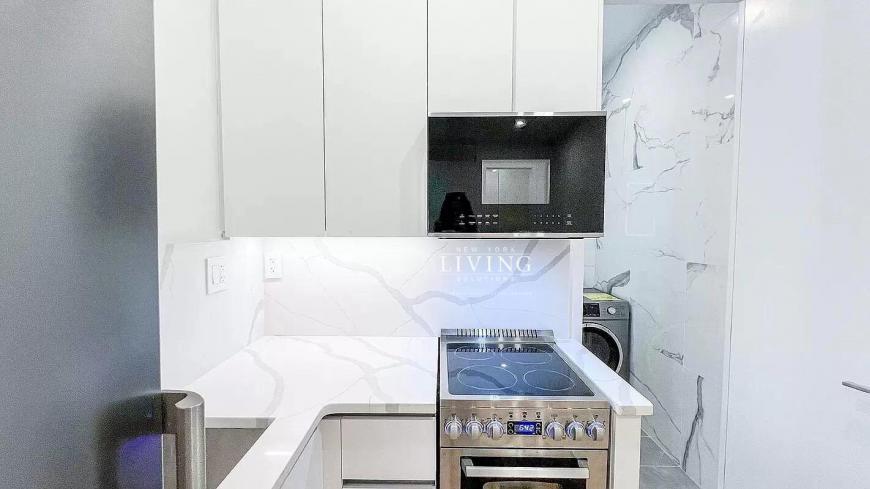 110 9th Ave in New York, NY - Building Photo